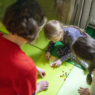 Eine Mitarbeiterin von Save the Children spielt mit Kindern. © Mauro Bedoni / Save the Children Eine Mitarbeiterin von Save the Children spielt mit Kindern. © Mauro Bedoni / Save the Children