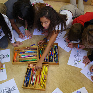 Kinder im Kreisen malen Bilder aus in Projekt zu Schutz von Kindern von Save the Children Deutschland
