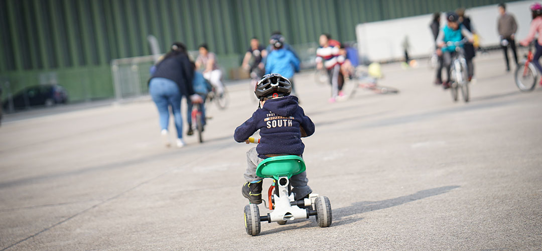 Kind auf Fahrrad in geflüchteten Unterkunft in Deutschland in Projekt zur Umsetzung von Kinderrechten von Save the Children Deutschland