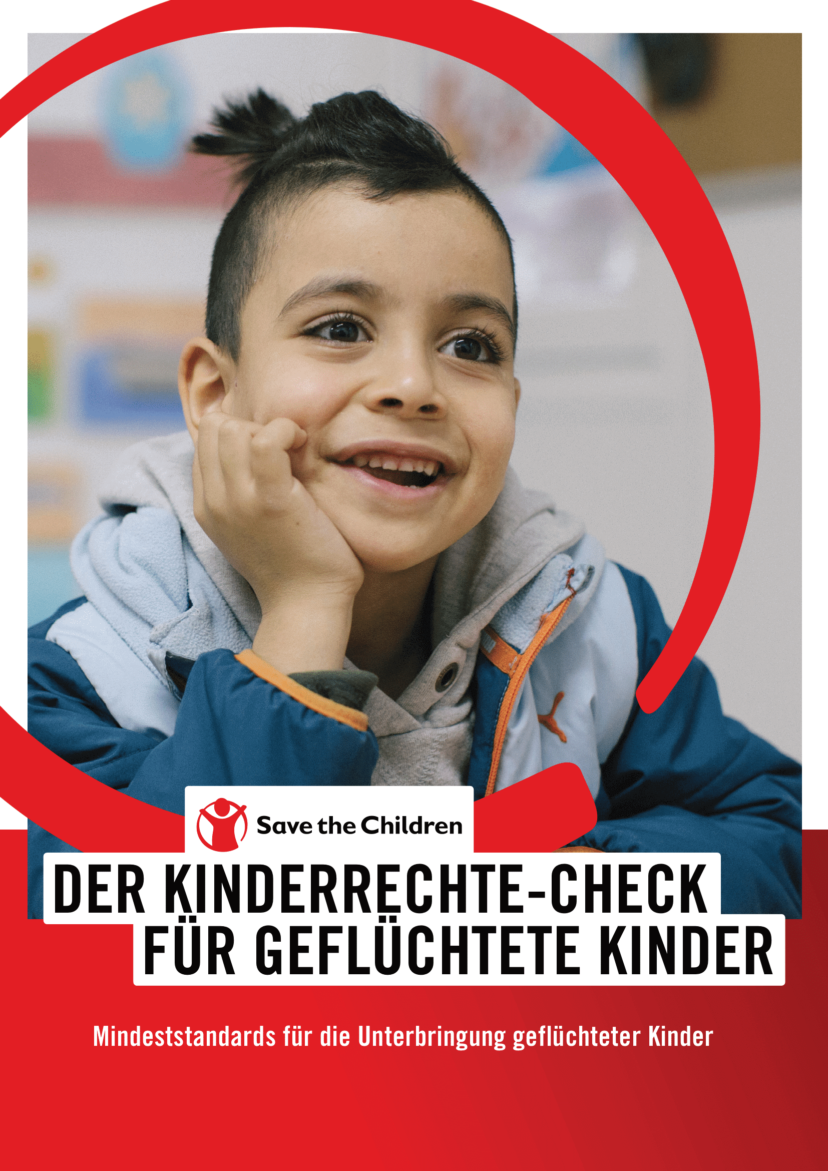 Titelbild mit lachendem Jungen von Kinderrechte check für geflüchtete Kinder von Save the Children Deutschland 