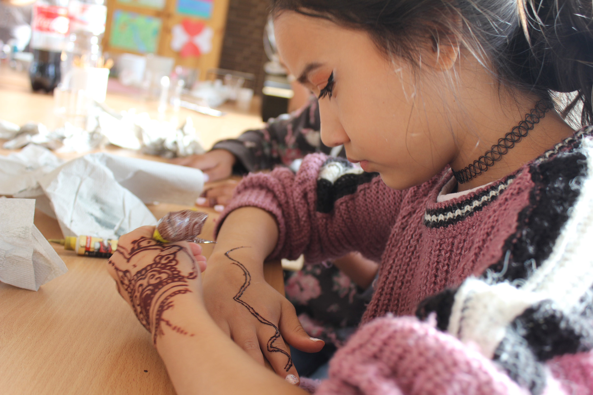 Bemalung mit Henna im Projekt Mädchen.Machen.Mut von Save the Children