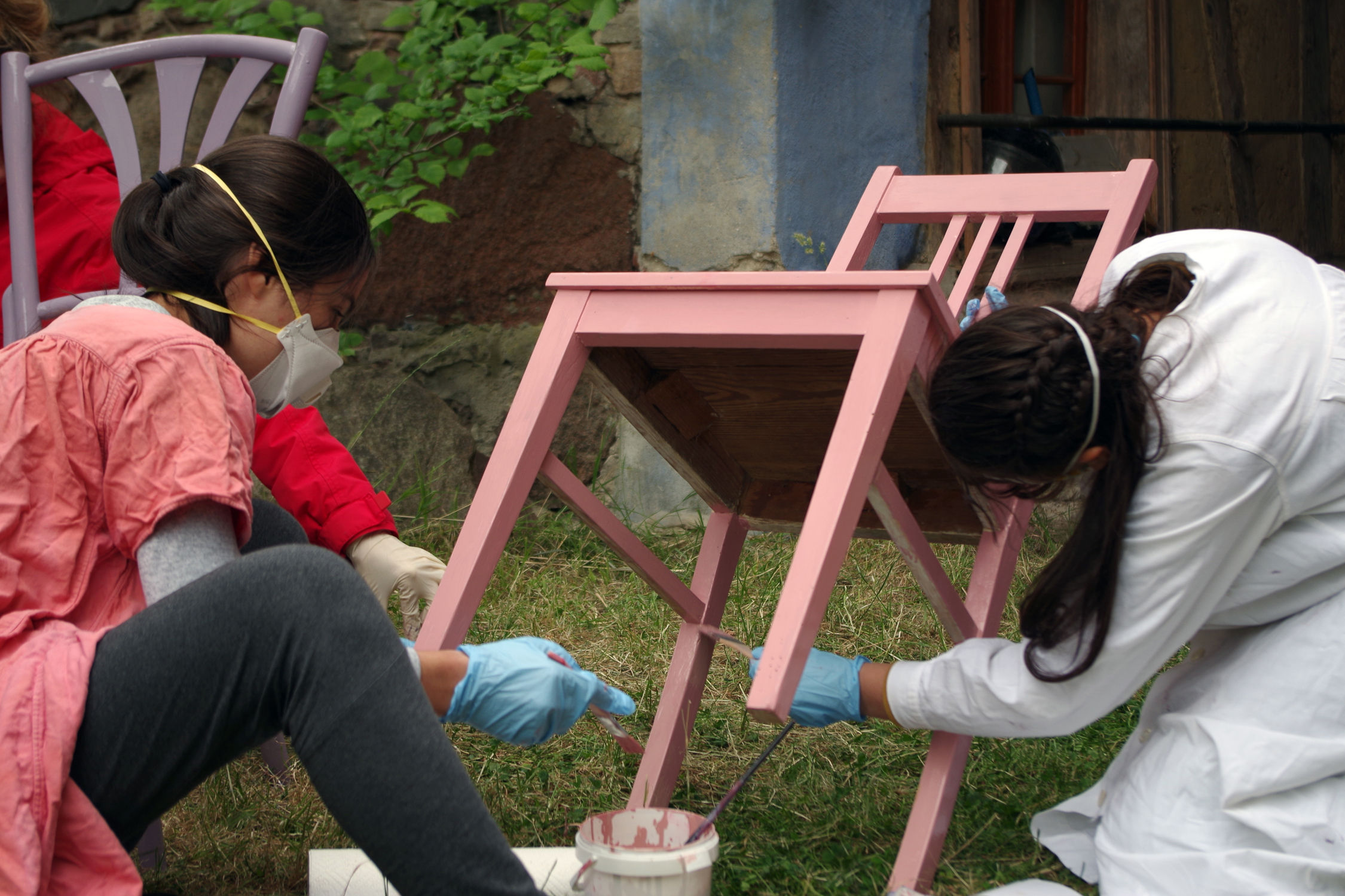 Teilnehmerinnen streichen Stuhl im Projekt Mädchen.Machen.Mut von Save the Children