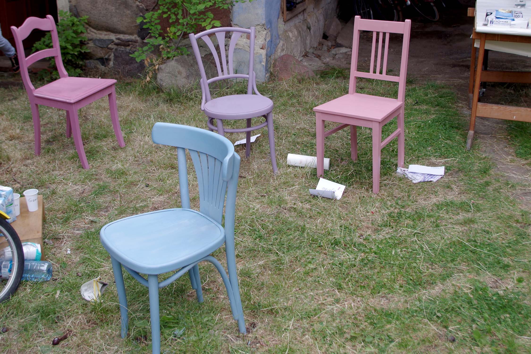 Bearbeitete Stühle im Projekt Mädchen.Machen.Mut von Save the Children