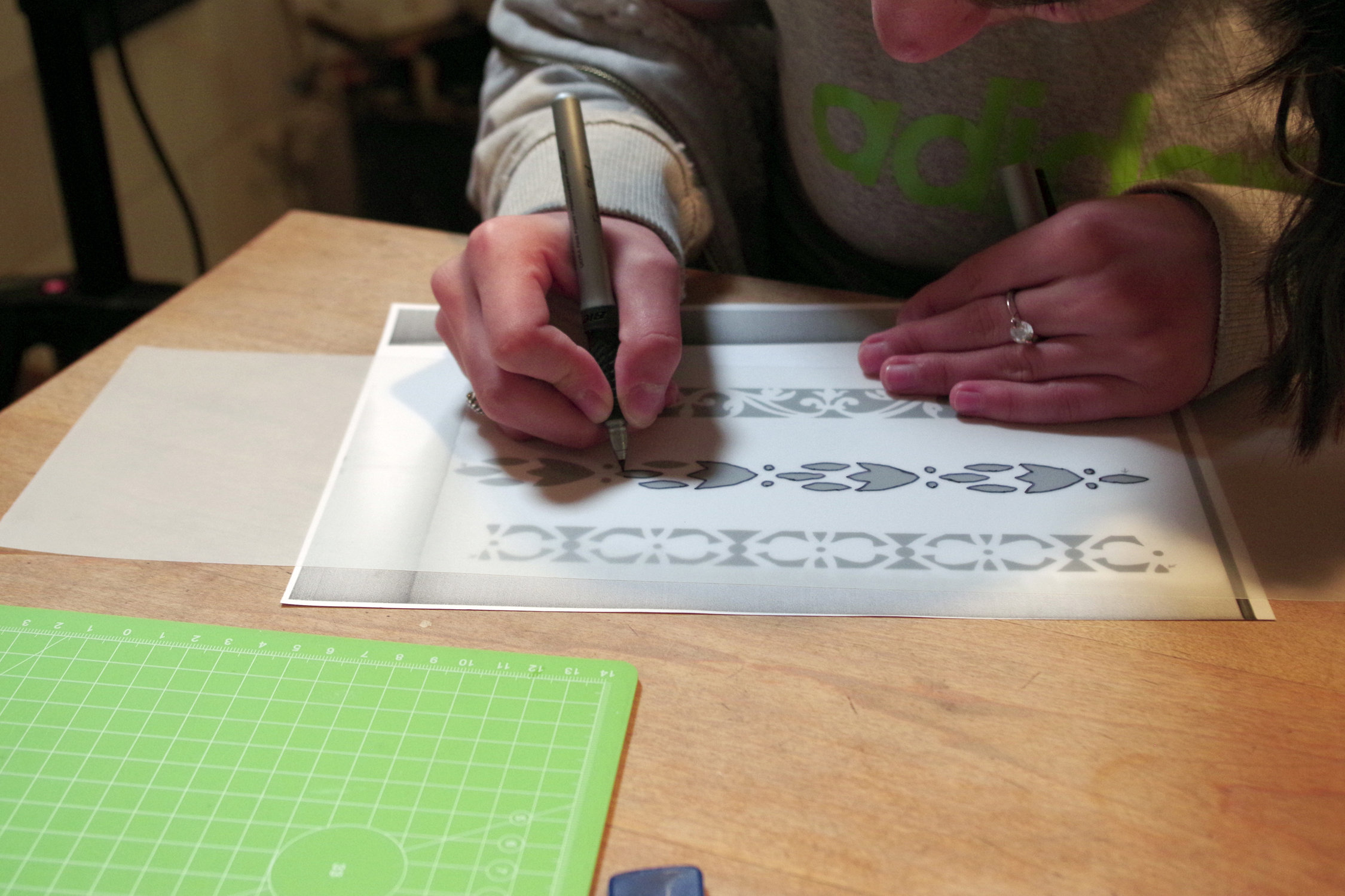 Teilnehmerin kopiert Muster im Projekt Mädchen.Machen.Mut von Save the Children