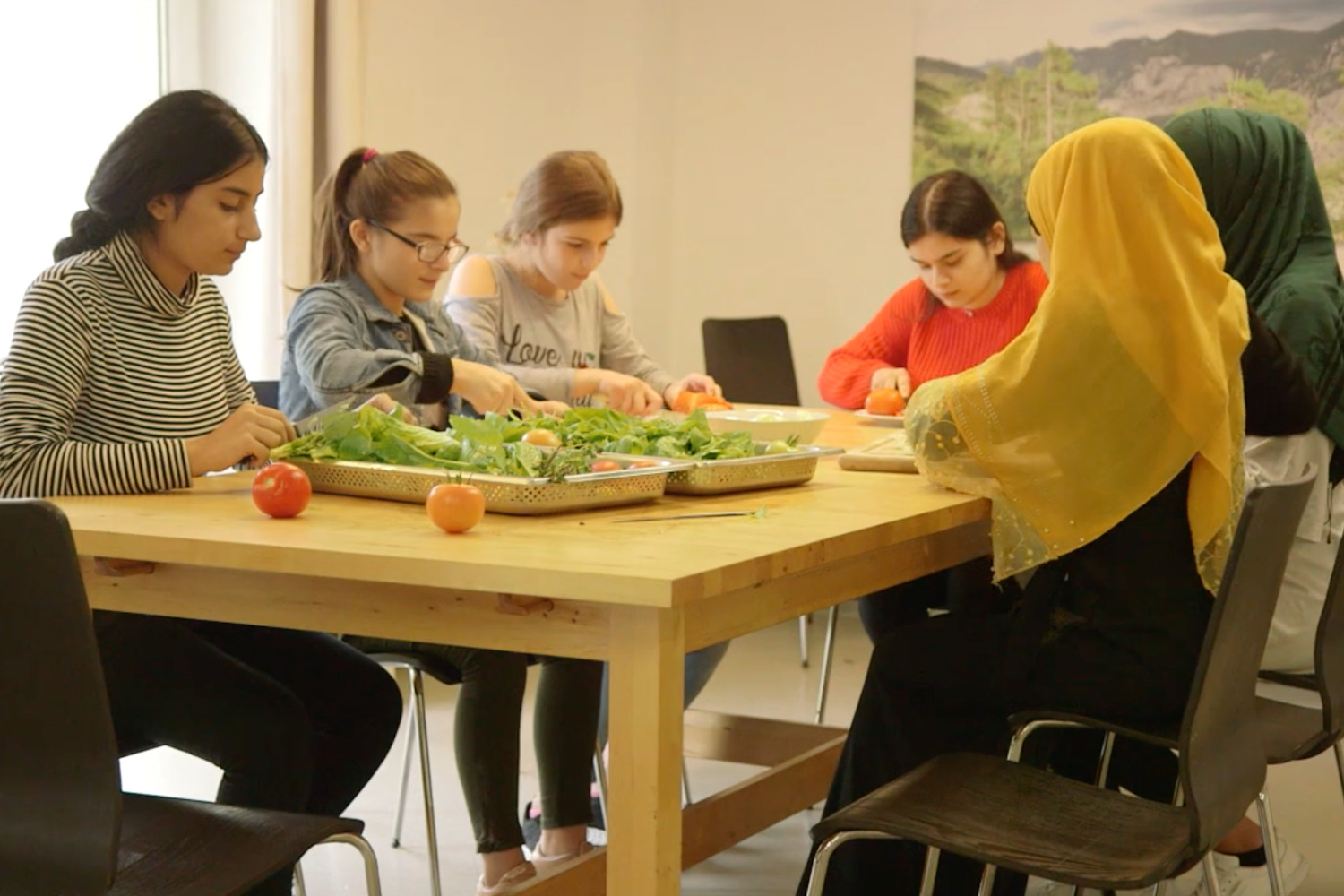 Teilnehmerinnen schneiden Gemüse im Projekt Mädchen.Machen.Mut von Save the Children