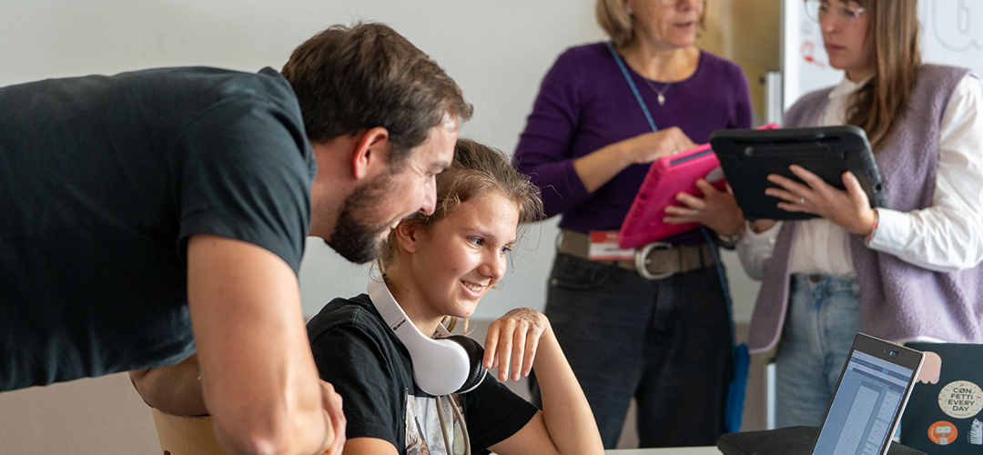 MakerLabs Netzwerktreffen Bad Homburg. © Mauro Bedoni / Save the Children Personen arbeiten gemeinsam an einem Laptop. © Mauro Bedoni / Save the Children