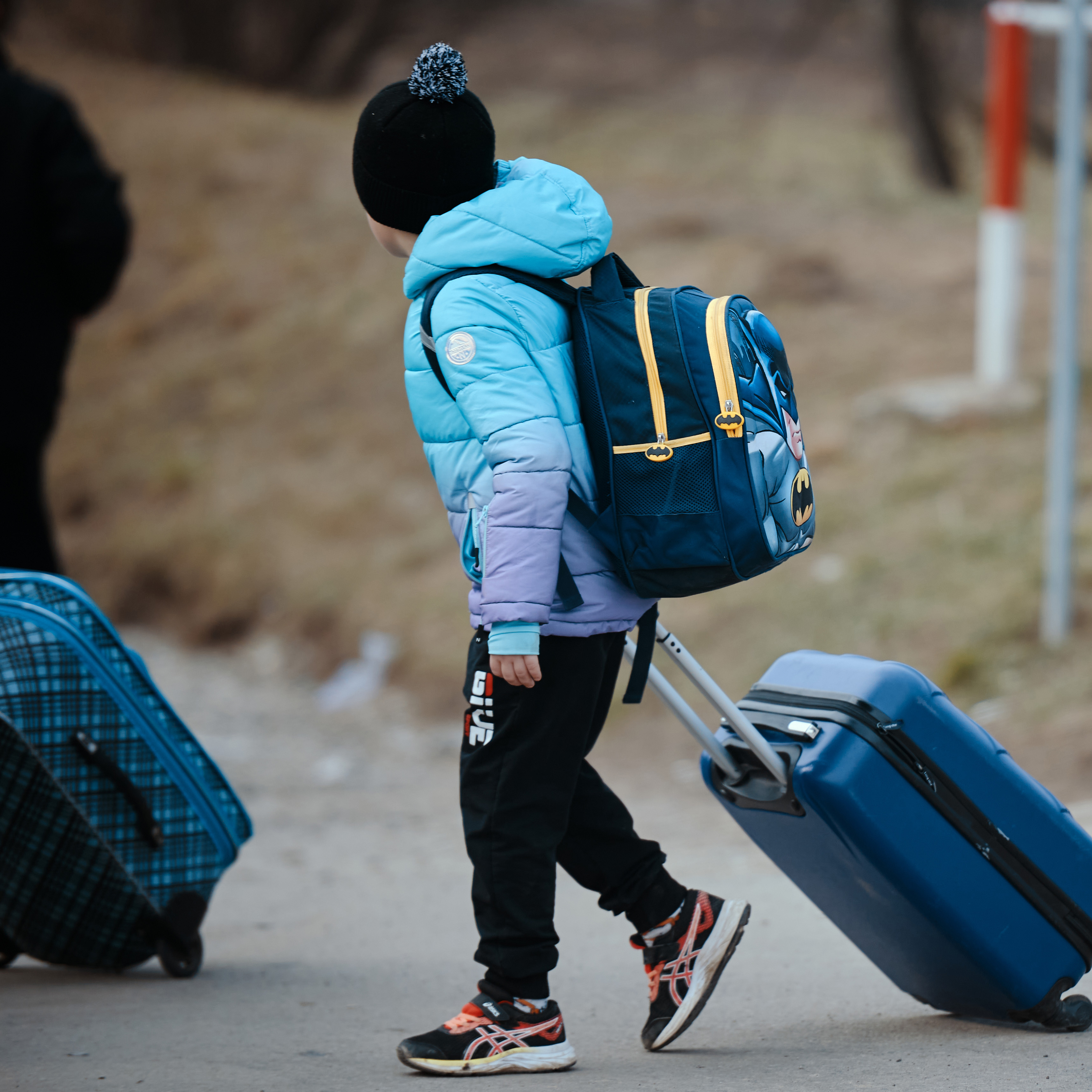 Ukrainische Kinder überqueren die Grenze nach Rumänien