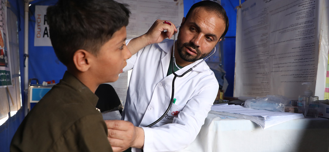Verarztet statt vergessen: Ein Arzt checkt den Gesundheitszustand eines geflüchteten Jungen in Afghanistan. Verarztet statt vergessen: Ein Arzt checkt den Gesundheitszustand eines geflüchteten Jungen in Afghanistan.