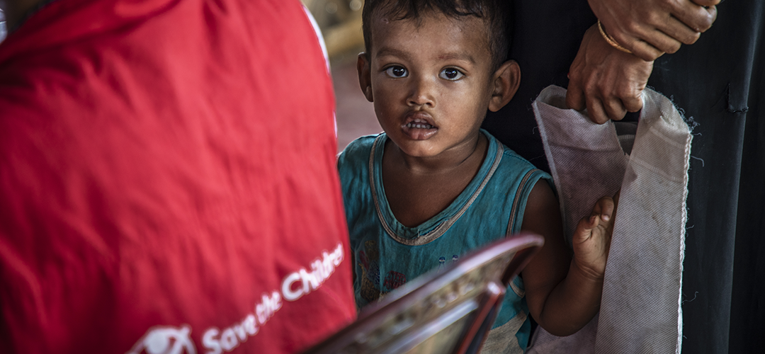 Der 2-jährige Muas* bei der Registrierung in unserem Gesundheitszentrum in Cox's Bazar. © Jonathan Hyams / Save the Children