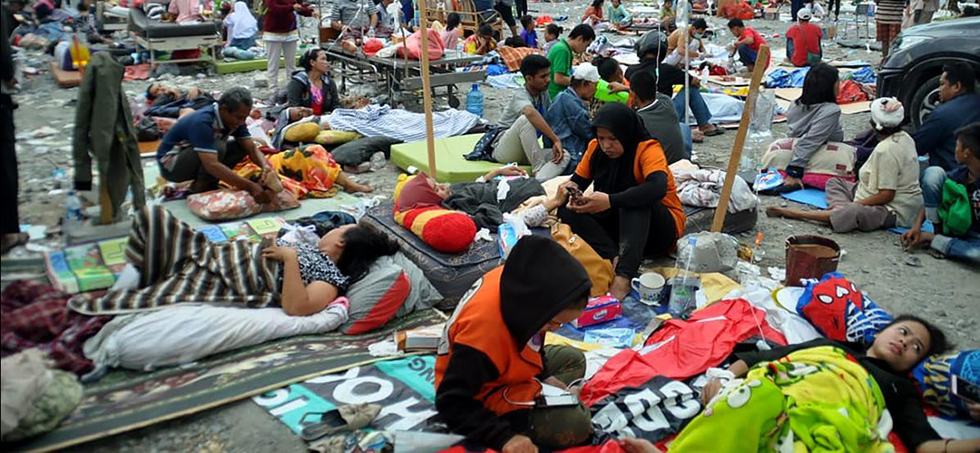 Menschen auf Sulawesi werden nach einem schweren Tsunami vor dem Krankenhaus behandelt.