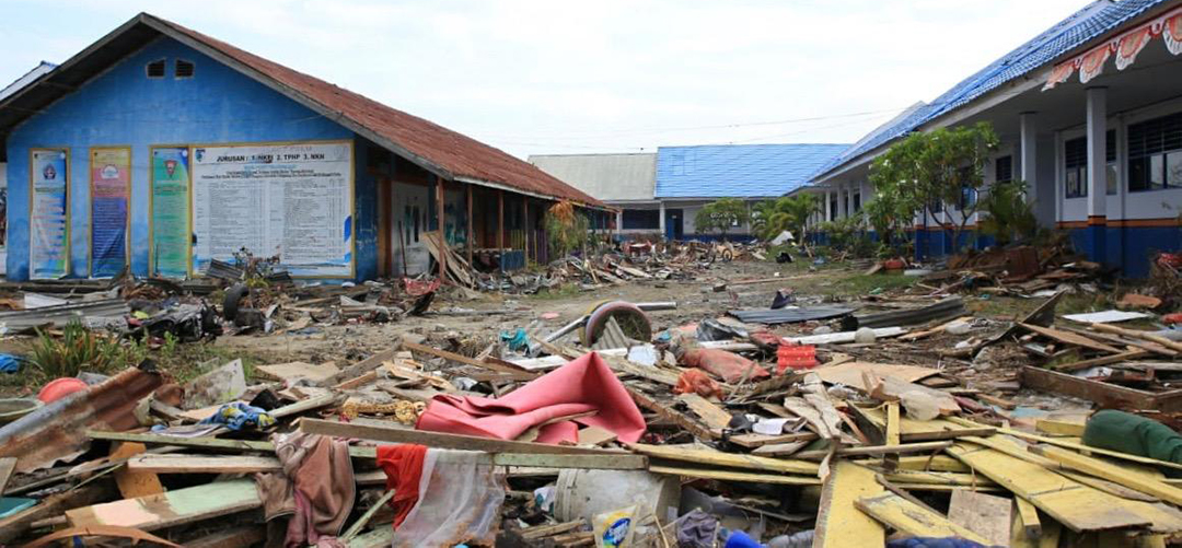 Ein Trümmerfeld vor einer Grundschule in Palu