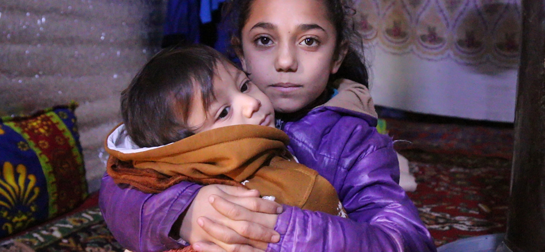 Zwei syrische Kinder, die aus ihrem Heimatort vertrieben wurden und nun in einem Flüchtlingslager in der Nähe von Idlib leben.