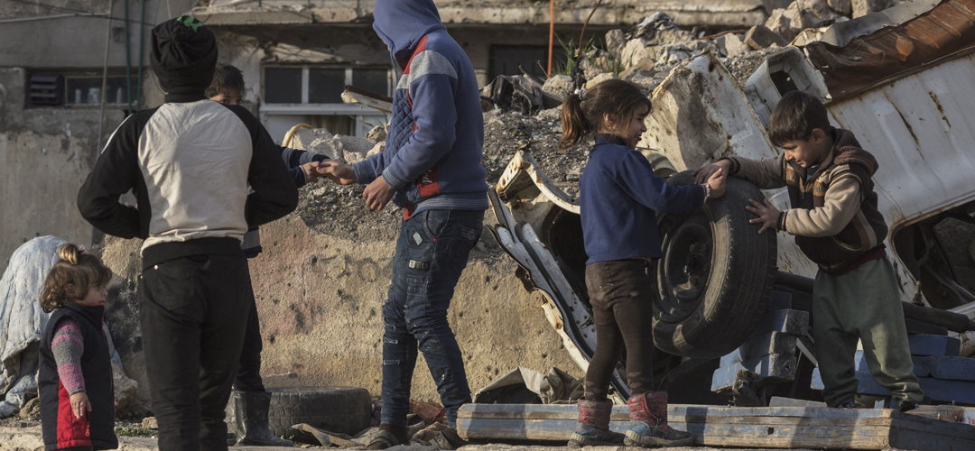 Kinder spielen in den Trümmern der Altstadt von Mossul im Irak. © Sam Tarling / Save the Children