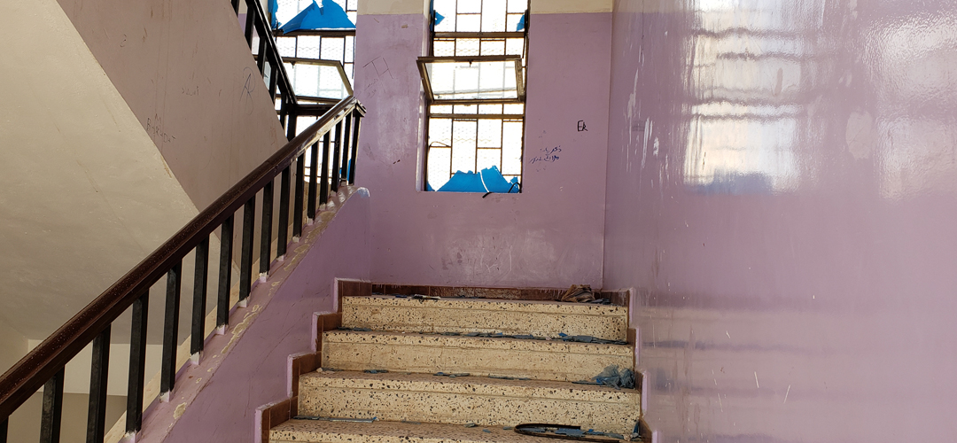 Zerstörung im Treppenhaus der Al-Rai-Schule im Jemen, die bei einem Luftangriff getroffen wurde. ©Save the Children