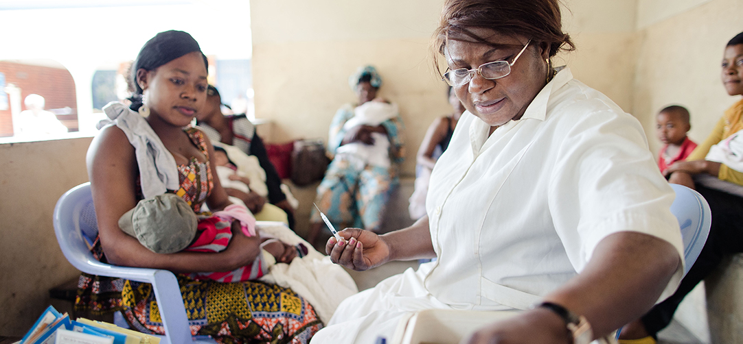 Impfungen in einem Gesundheitszentrum in der Demokratischen Republik Kongo. © Charlie Forgham-Bailey / Save the Children