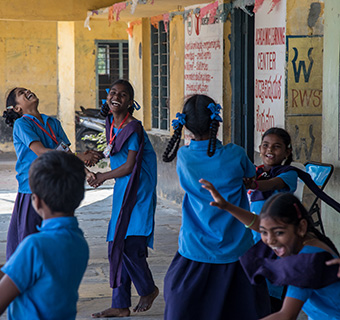 Spielende Schulmädchen in Indien © Rajan Zaveri / Save the Children