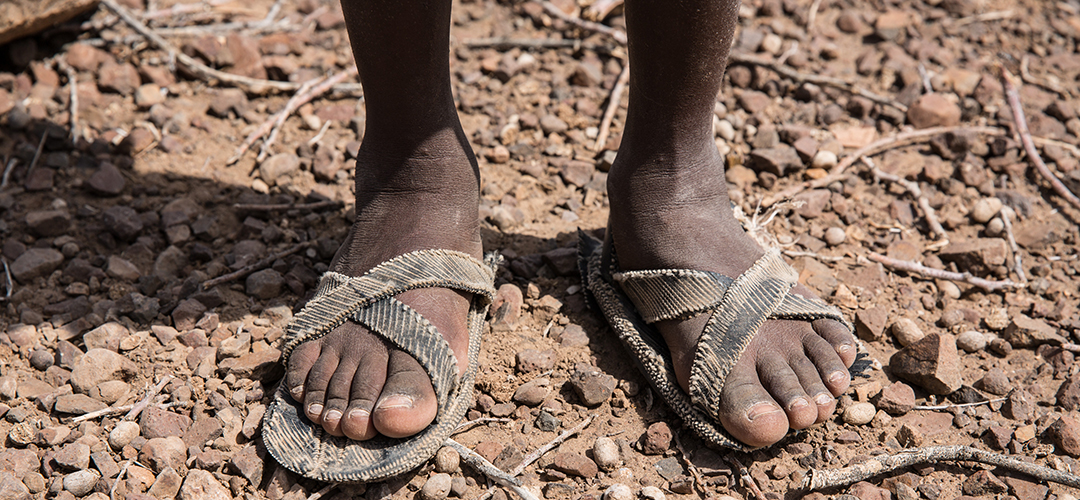 Kinderfüße auf trockener Steinwüste. © Colin Crowley / Save the Children