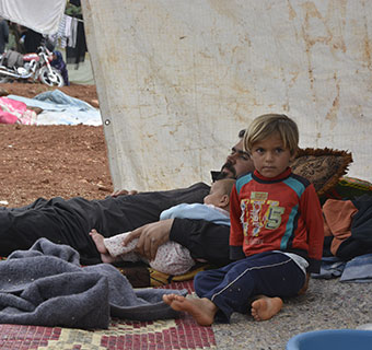 Eine syrische Familie sucht Schutz vor den Kämpfen in Idlib. 
