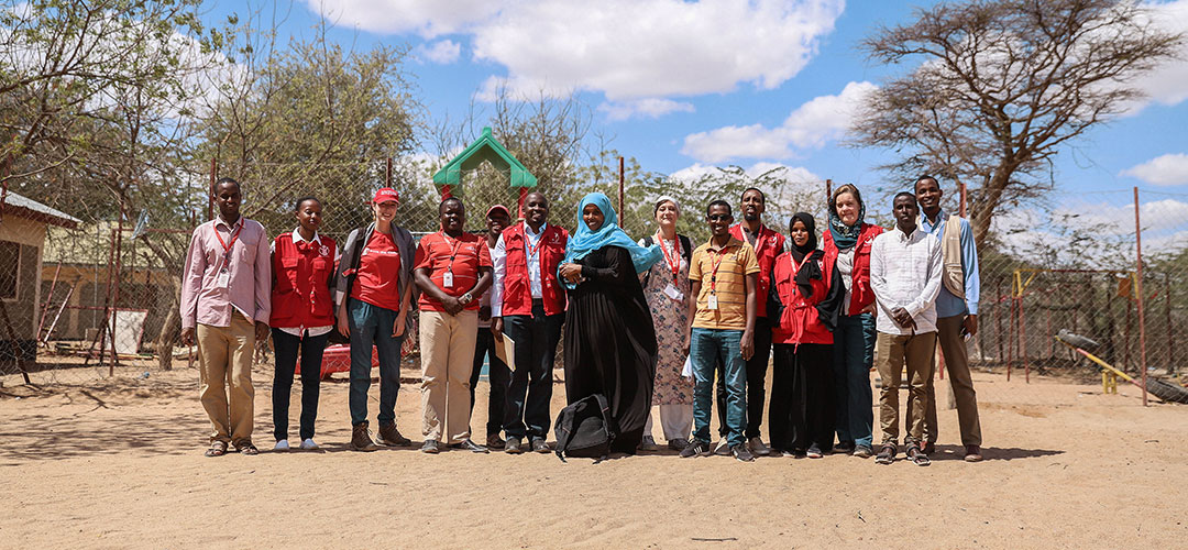 Mitarbeiterinnen und Mitarbeiter von verschiedenen Save the Children Büros in einem Prokekt in Kenia. 