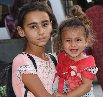 Zwei Schwestern, die in Nordsyrien vertrieben wurden. 