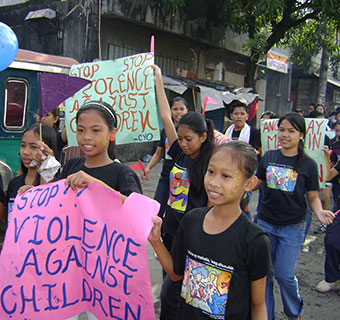 Kinder auf den Philippinen demonstrieren für ihre Rechte. 