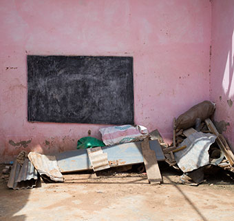 Von Ueberschwemmungen zerstoertes Klassenzimmer in Somalia.