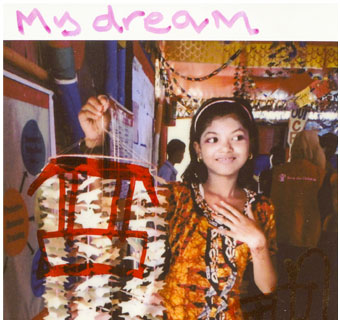 Kinder, die aus Myanmar nach Bangladesch gefluechtet sind, haben ihre Wuensche fuer die Zukunft auf Polaroids geschrieben. 