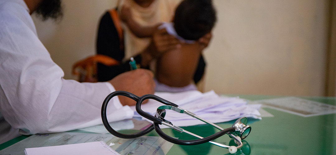 Arzt mit Stethoskop in Bangladesch © Ellery Lamm / Save the Children
