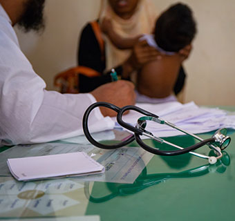 Arzt mit Stethoskop in Bangladesch © Ellery Lamm / Save the Children
