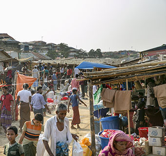 Menschen im größten Flüchtlingscamp weltweit in Cox's Bazar in Bangladesch. © Allison Joyce / Save the Children