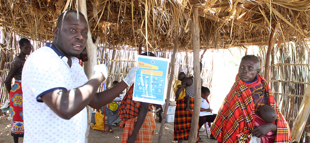 Gesundheitspersonal wie Benjamin Eleyo in Turkana, Kenia, tragen an vorderster Stelle zur Eindämmung des Corona-Virus bei. © Hesboun Etyang / Save the Children
