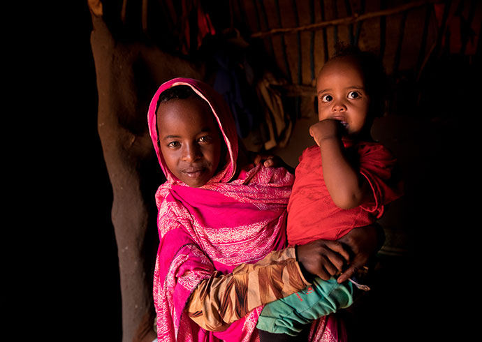Najma (10) und ihre kleine Schwester Tufah (9 Monate) aus Äthiopien. © Hanna Adcock / Save the Children