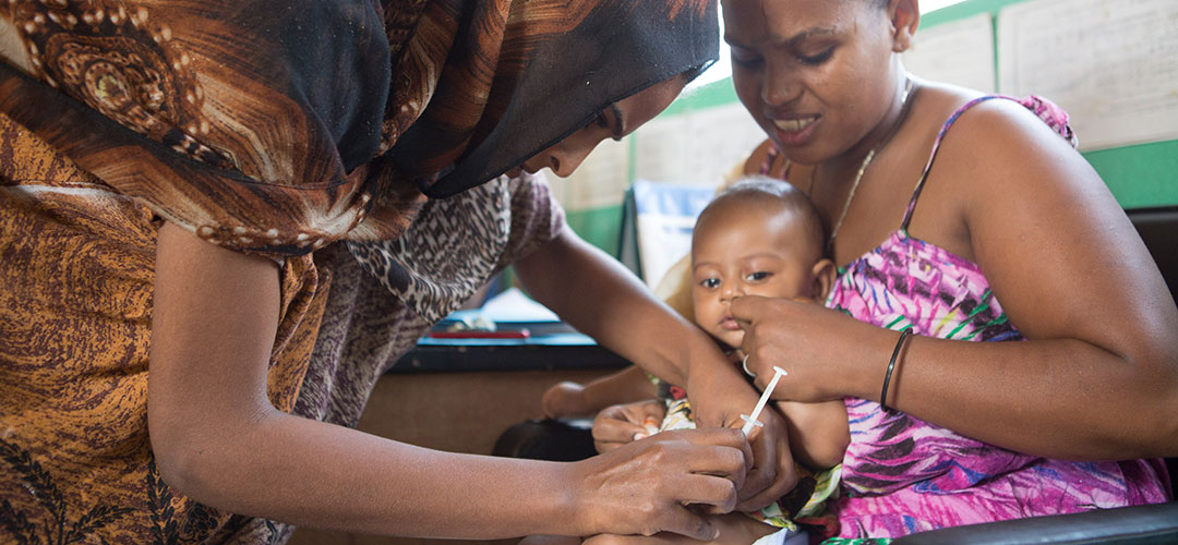 Eine Mutter mit ihrem Kind beim Impfen. In Äthiopien sind durchschnittlich 43 Prozent aller Kinder geimpft. © Zacharias Abubeker / Save the Children