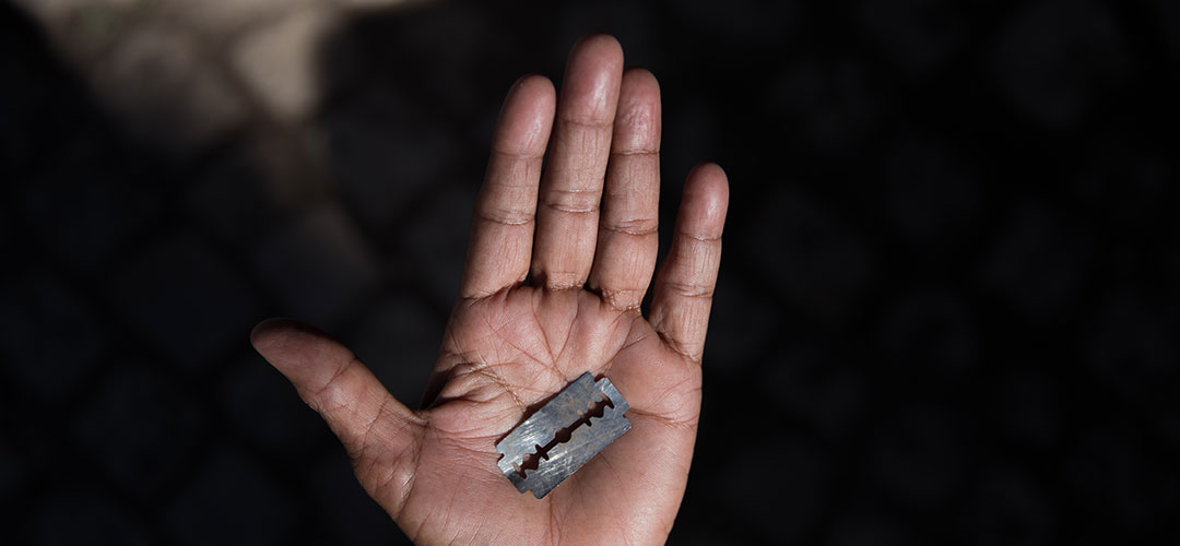 Mit Rasierklingen wie dieser werden Mädchen illegal beschnitten. Im Sudan ist diese grausame Praktik endlich unter Strafe gestellt. © Hana Adcock / Save the Children