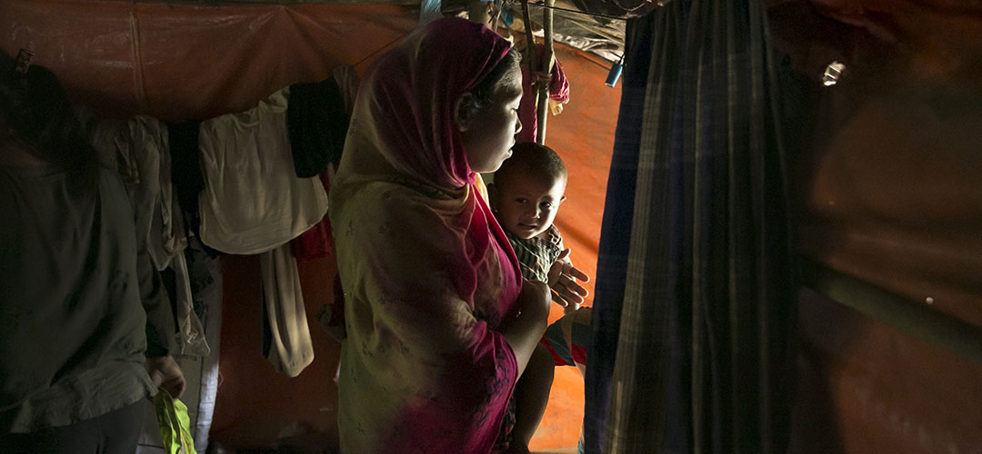 Eine Mutter mit ihrem 10 Monate alten Baby im Rohingya-Camp in Cox Bazar. Im größten Flüchtlingscamp der Welt ist Abstand halten kaum möglich. © Allison Joyce / Save the Children