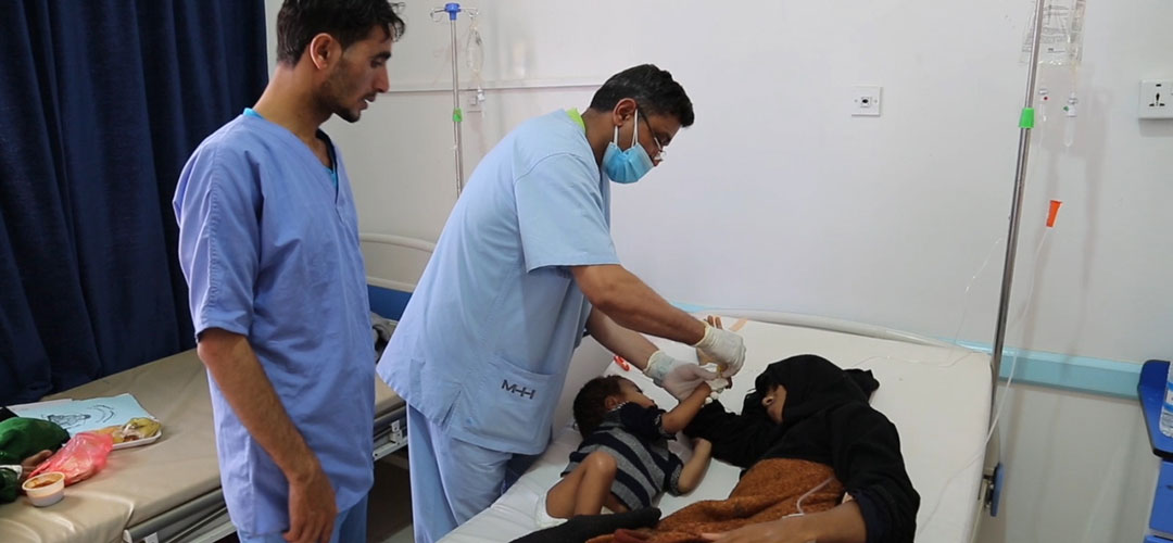 Im Jemen herrscht seit 2015 Krieg, viele Krankenhäuser wurden bereits zerstört. Nun droht die Gesundheitsversorgung noch weiter einzubrechen, da medizinisches Person nicht über ausreichend Schutzkleidung verfügt, um sich vor Corona schützen zu können. © Mohammed Awadh / Save the Children