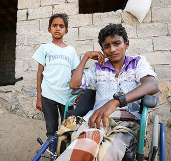 Waleed* (10) und Rami* (15) wurden bei einem Luftangriff im Februar in der Nähe ihres Hauses verletzt. Sie gehören zu den 24 Millionen Menschen im Jemen, die dringend auf humanitäre Hilfe angewiesen sind. © Sami Jassar / Save the Children