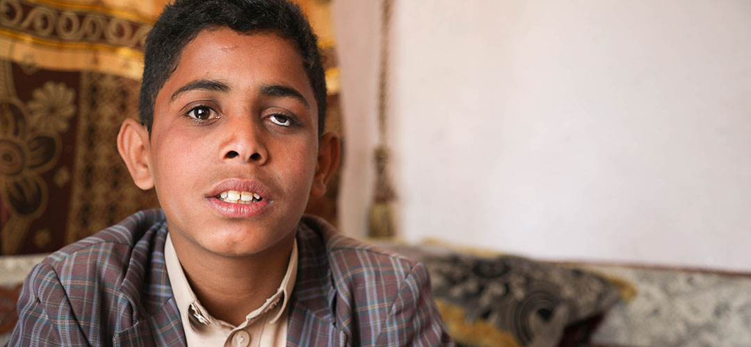 Immer wieder werden im Jemen Zivilisten bei Luftangriffen getötet oder verletzt. Eyad* (14) verlor ein Auge bei einem Bombenangriff auf sein Haus. © Sami Jassar / Save the Children