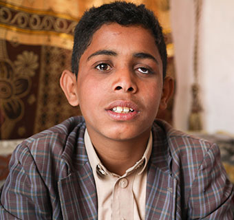 Immer wieder werden im Jemen Zivilisten bei Luftangriffen getötet oder verletzt. Eyad* (14) verlor ein Auge bei einem Bombenangriff auf sein Haus. © Sami Jassar / Save the Children