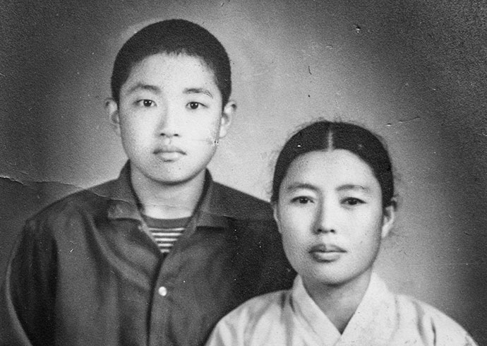 Der 12-jährige Yong Woong Jo mit seiner Mutter. © Privat
