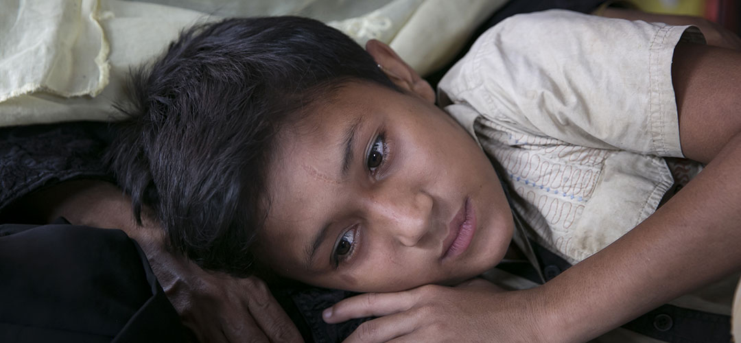 Nur* (12) verlor seine Eltern auf der Flucht von Myanmar nach Bangladesch. Jetzt lebt er bei einer Pflegefamilie in einem der größten Flüchtlingscamps der Welt in Cox's Bazar. © Allison Joyce / Save the Children