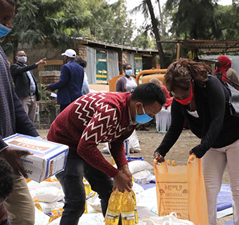 Mitarbeiter*innen aus unserem Länderbüro in Äthiopien verteilen Lebensmittel und Hygieneartikel in der Hauptstadt Addis Abeba, um die Menschen während der Corona-Pandemie zu unterstützen. © Save the Children Ethiopia