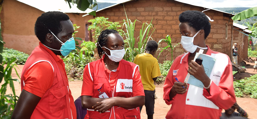 Auch auf die Corona-Pandemie mussten unsere Mitarbeiter*innen überall auf der Welt schnell reagieren – wie dieses Team aus Ruanda. © Odette Ntambara / Save the Children