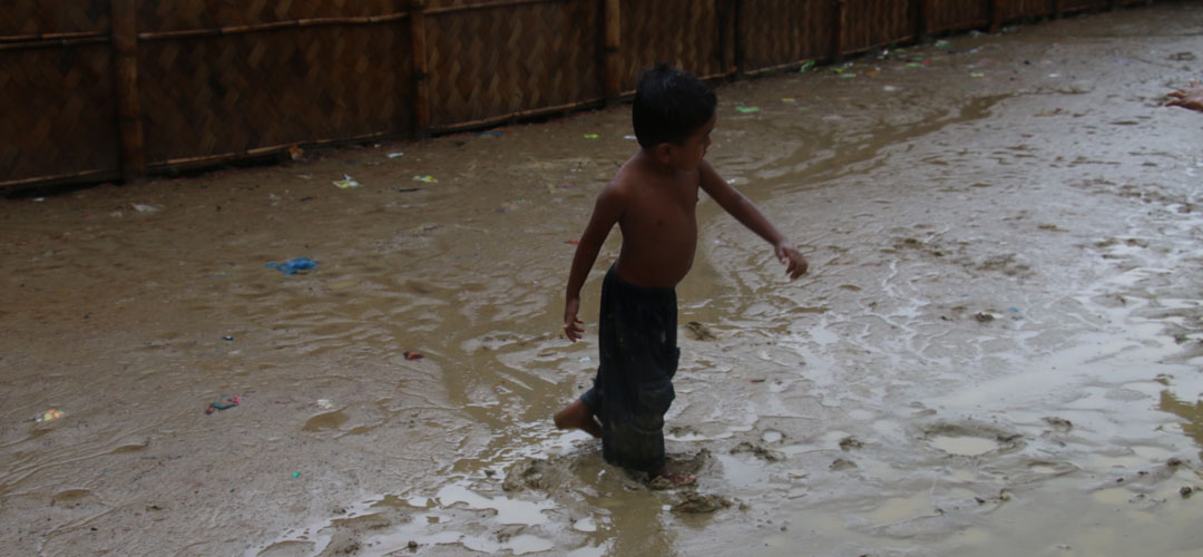 Millionen Menschen in Südasien fliehen jedes Jahr vom Monsun. Besonders hart trifft es Kinder und ihre Familien, die in unbefestigten Siedlungen wohnen. © Sonali Chakma / Save the Children