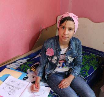 Die 12-jährige Dina wohnt in Gaza und hat Leukämie. Sie ist dringend auf medizinische Behandlung außerhalb des Gaza-Streifens angewiesen. © Save the Children