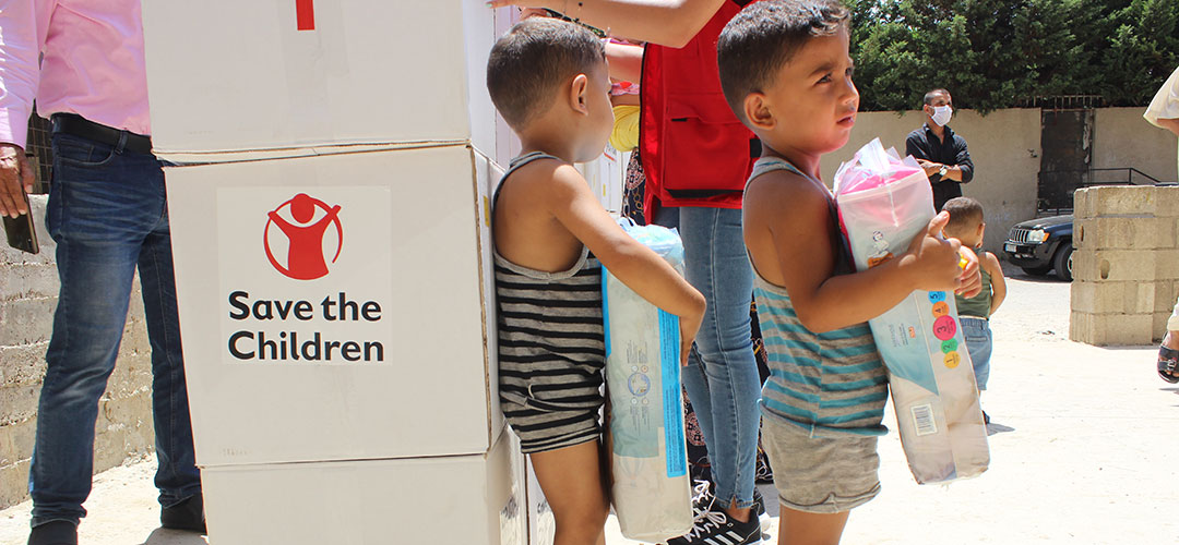 Kinder im Libanon bei der Verteilung von Hygieneartikeln durch Save the Children. Die wirtschaftliche Situation vieler Familien hat sich durch die Explosion vor einer Woche noch weiter verschärft. © Save the Children Libanon