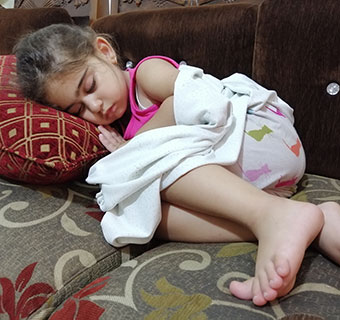 Die vierjährige Dalal* wurde bei der schweren Explosion in Beirut von ihren Eltern getrennt und musste bei ihrer Oma unterkommen. Nach acht Tagen konnte sie zurück zu ihren Eltern, die teils schwer verletzt wurden. Save the Children unterstützte Dalal* mit psychosozialer Betreuung. © Ahmed Bayram / Save the Children