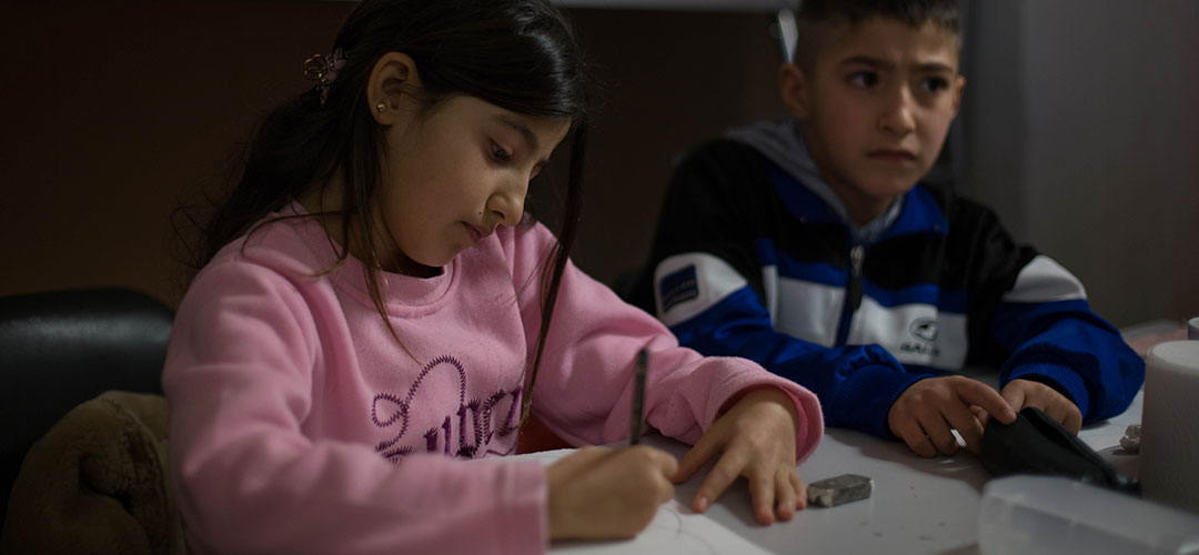 Amena* und Mohammad* haben traumatische Erfahrungen auf der Flucht von Syrien nach Deutschland machen müssen. Umso wichtiger ist es, dass in deutschen Unterkünften die Bedürfnisse geflüchteter Kinder und Jugendliche ausreichend berücksichtigt werden. © Chloe White / Save the Children