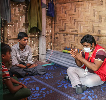 Kamal* (15) und Abdul* (12) leben mit ihren Großeltern im größten Flüchtlingscamp der Welt in Cox's Bazar. Ihre Eltern und Geschwister wurden bei der gewaltsamen Vertreibung aus ihrer Heimat Myanmar getötet. Save the Children unterstützt die beiden Brüder mit psychosozialer Hilfe. © Sonali Chakma / Save the Children