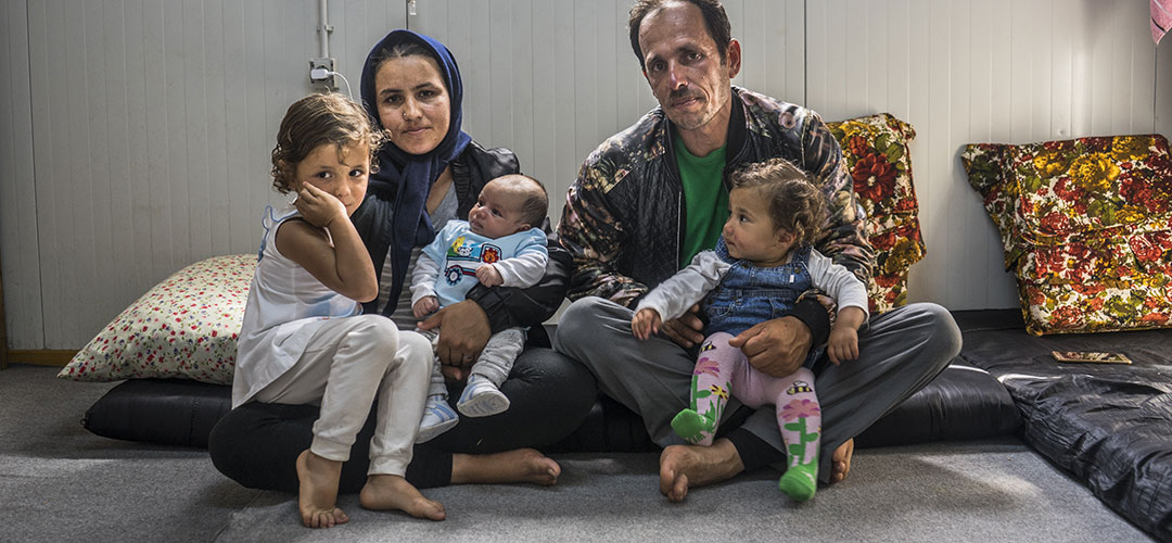 Diese Familie floh 2016 vor den heftigen Kämpfen aus ihrer Heimat Afghanistan und schaffte es bis nach Griechenland. Viele EU-Staaten reagierten auf die verstärkten Fluchtbewegungen mit Grenzschließungen und verschärften Maßnahmen. © Anna Pantelia / Save the Children